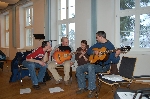 Bild 1: Gemeinsames Gitarrenspiel: Die jungen Arbeitslosen, die über das Regionalbudget zu Erziehern ausgebildet werden, erhalten nun von Studenten der Hochschule Lausitz auch Gitarrenu