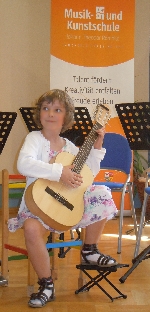 Bild 1: Friederike Mros (Gitarre) - Auftritt "Alle meine Töne" 2011 / Musik- und Kunstschule