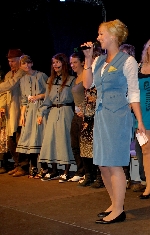 Bild 1: Julia Baer während der Aufführung des Musical "Linie 1" / Musik- und Kunstschule