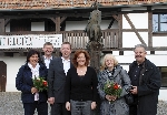 Bild 1: Vor der Galerie Nadler in Elsterwerda wurden die Landräte Siegurd Heinze (OSL; 2.v.l.) und Harald Altekrüger (SPN; r.) mit ihren Ehepartnerinnen von Landrat Christian Jaschinski (3.v.l.) u