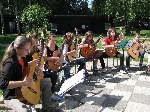 Bild 1: Gitarrenensemble der Musik- und Kunstschule Johann Theodor Römhild des Landkreises Spree-Neiße / Musik- und Kunstschule LKSPN