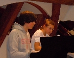 Bild 1: Richard Koal und Ande Eitner vierhändig am Klavier sind zum Landeswettbewerb delegiert. / Musik- und Kunstschule