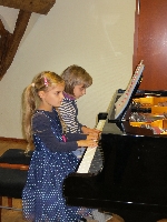 Bild 1: Klavierduo Luise Nowka (vorn)/Amelie Eitner (hinten) / Musik- und Kunstschule
