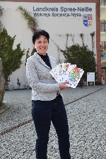 Bild 1: Annett Noack mit dem neuen Begleitheft, Quelle: Pressestelle des Landkreises Spree-Neie