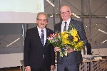 Bild 1: Landrat Harald Altekrger gratuliert Olaf Lalk (r.)