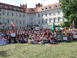 Bild 2: Jedes Jahr nehmen ca. 15 Nationen an dem Folklore-Festival teil / Pressestelle Landkreis Spree-Neiße