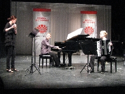 Bild 2: v. l. n. r. Linda Prohaska (Querflöte), Lukas Gäbler (Klavier), Dorothea Drobbe (Akkordeon) / Musik- und Kunstschule