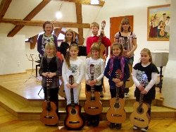 Bild 1: Teilnehmer des Innerschulischen Gitarrenwettbewerbs 2010 (Altersgruppe II) / Musik- und Kunstschule