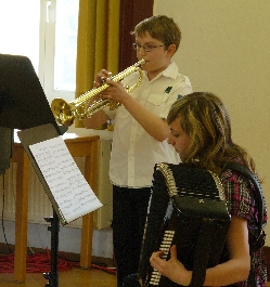 Bild 1: Ensemble Alexander Rudolf (Trompete) und Angela Standfest (Akkordeon) / Musik- und Kunstschule