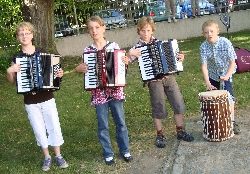 Bild 1: Akkordeonspieler  der Musik- und Kunstschule sind auch dabei / Musik- und Kunstschule