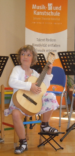 Bild 1: Friederike Mros (Gitarre) - Auftritt "Alle meine Töne" 2011 / Musik- und Kunstschule