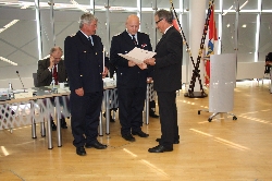 Bild 1: Landrat übergibt die Ernennungsurkunde an Stefan Grothe und an Kreisbrandmeister Wolfhard Kätzmer (v.r.n.l.)  / Landkreis Spree-Neiße