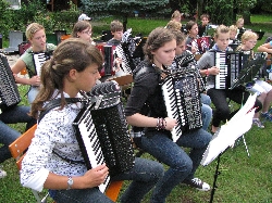 Bild 2: Akkordeonensemble der Musik und Kunstschule Johann Theodor Römhild  des Landkreises Spree-Neiße / Musik- und Kunstschule LKSPN