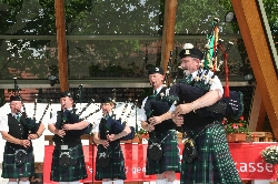 Bild 1: Die North Berwick Pipe Band aus dem Spree-Neiße-Partnerkreis East Lothian wird das Publikum auch bei der 12. Internationalen Folklorelawine mit schottischen Klängen begeistern. / Landkre