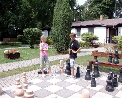 Bild 2: Leonie Scheler und Yannik Braun probieren die Großschach-Anlage im Schullandheim Burg aus. Ein kleiner Denksport in den Ferien kann schließlich nicht schaden / privat