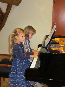 Bild 1: Klavierduo Luise Nowka (vorn)/Amelie Eitner (hinten) / Musik- und Kunstschule
