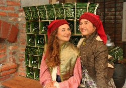 Bild 1: Die Lutki Jolka und Jorko (Janina Raspe und Olivia Gajetzki) hten den Schatz des Wendenknigs., Quelle:  K. Mbes