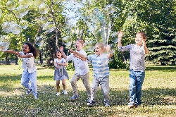Bild 1: Kinder mit Seifenblasen, Quelle: Envato