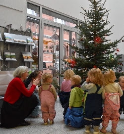 Bild 2: Dezernentin Frnze von Kuyck-Studzinski mit den Kindern der Frbel-Kita, Quelle: Landkreis Spree-Neie/Wokrejs Sprjewja-Nysa