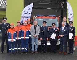 Bild 2: Gruppenbild vorm Feuerwehrhaus, Quelle: Pressestelle Landkreis Spree-Neie/Wokrejs Sprjewja-Nysa