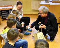 Bild 5: Landrat Harald Altekrger berreicht das Vogelfutter an die Kinder, Quelle: Landkreis Spree-Neie/Wokrejs Sprjewja-Nysa